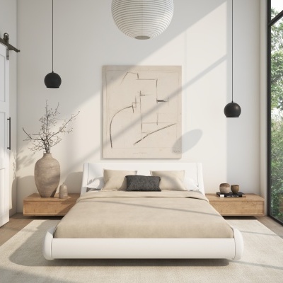 Quarto moderno com cama branca e roupa de cama bege junto a duas mesas de cabeceira em madeira clara e candeeiros pretos suspensos