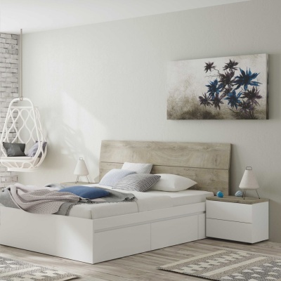 Quarto moderno com cama branca e cabeceira de madeira, decoração em tons cinza e azul