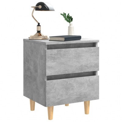 Mesa de cabeceira cinza com dois gavetões e objetos decorativos em cima