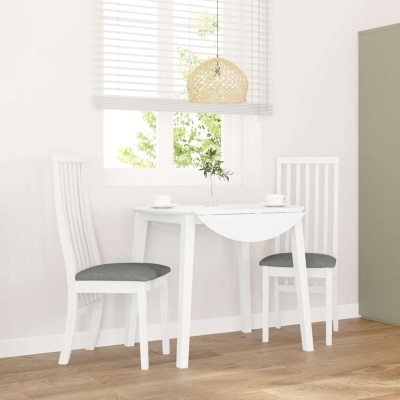 Conjunto de mesa de jantar branca dobrável com duas cadeiras e luminária pendente em ambiente claro e minimalista.