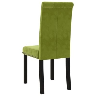 Cadeira verde estofada com pernas pretas e tachas prateadas