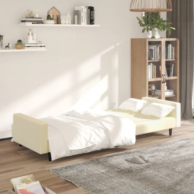 Cama modular branca com edredão branco num quarto moderno com estante de madeira e prateleira decorativa.