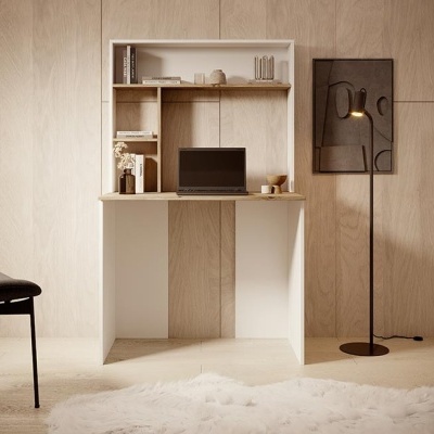 Mesa de escritório branca com portátil, candeeiro de pé e cadeira preta