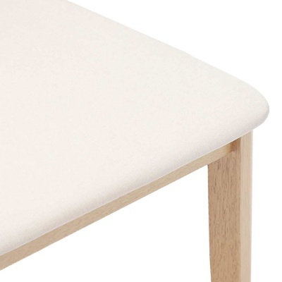 Canto de banco estofado branco com estrutura em madeira clara