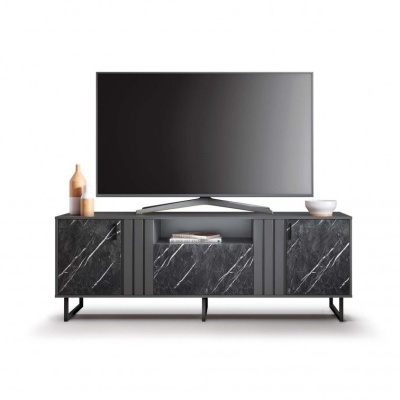 Móvel de televisão preto com portas em mármore cinzento escuro e televisão de ecrã plano