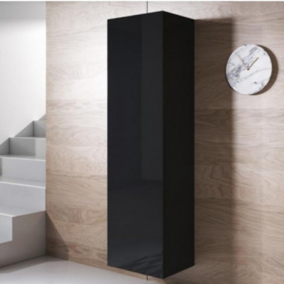 Armário suspenso preto brilhante numa parede de madeira ao lado de escada e relógio redondo branco