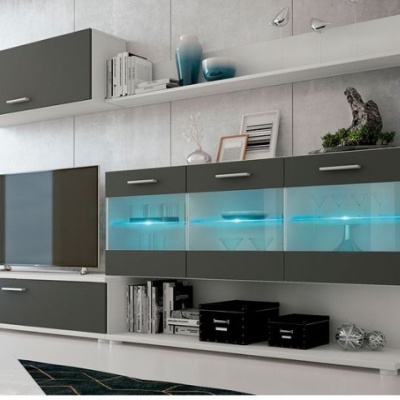 Móvel de sala branco e cinzento escuro com iluminação LED azul e decoração