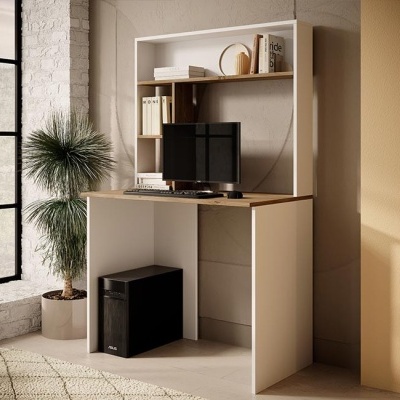 Secretária branca com tampo em madeira clara e prateleiras, com computador e planta ao lado