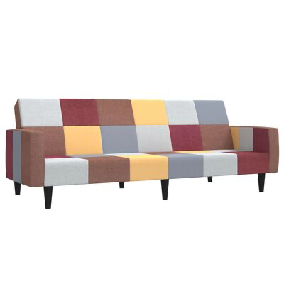 Sofá patchwork com várias cores e pés escuros