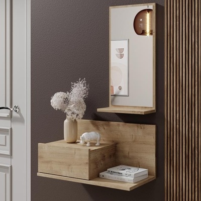 Prateleiras de madeira com vaso, figura de elefante, livros, espelho e candeeiro na parede