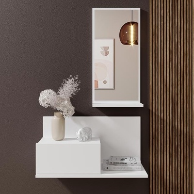 Estante de parede branca com objetos decorativos e espelho em parede marrom escura e painel de madeira