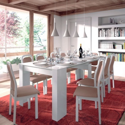 Conjunto de mesa e cadeiras de jantar brancas com tapete vermelho e candeeiros pendentes