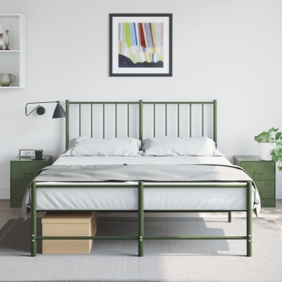 Cama de metal verde com roupa de cama branca em quarto minimalista