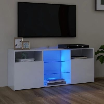 Móvel de sala branco com prateleiras de vidro iluminadas a azul e televisão preta montada na parede