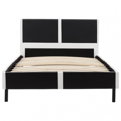 Cama preta com detalhes brancos e ripas de madeira para colchão