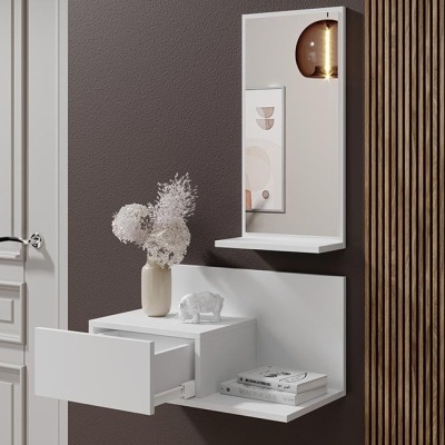 Móvel de parede branco com prateleiras, gaveta e espelho em ambiente interno com paredes castanhas e painéis de madeira