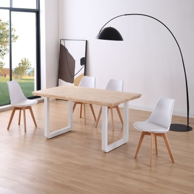 Mesa de jantar de madeira clara com quatro cadeiras brancas e luminária preta em ambiente moderno