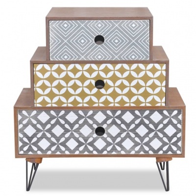 Três gavetas decorativas em madeira com padrões geométricos coloridos, apoiadas em estrutura preta