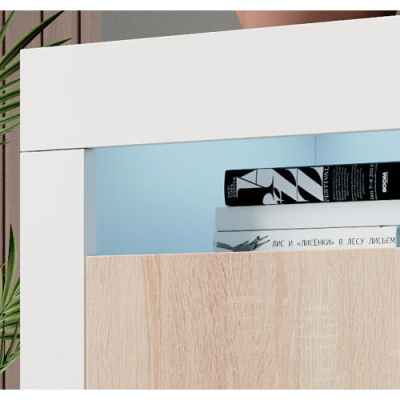 Móvel branco e madeira clara com livros em cima e fundo azul claro