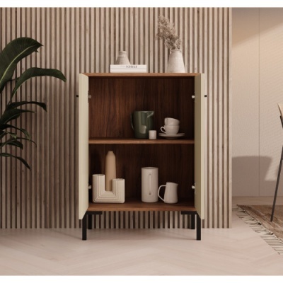 Armário em madeira com portas brancas e objetos decorativos no interior