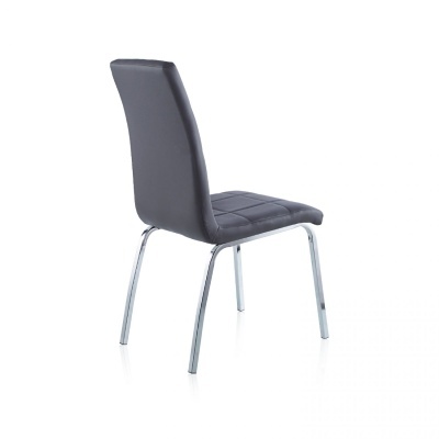 Cadeira cinza escuro com pernas cromadas em fundo branco