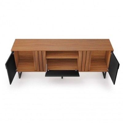 Móvel de madeira com portas pretas abertas e prateleiras interiores