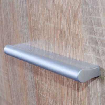 Puxador metálico prateado em porta de madeira clara