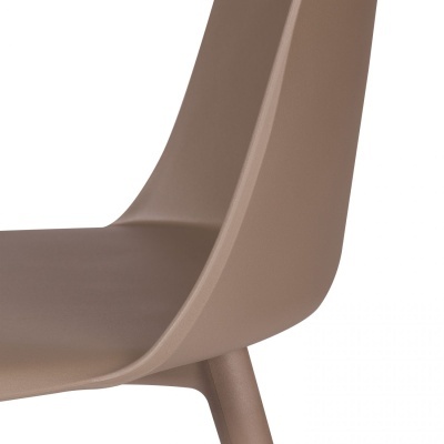 Cadeira moderna de plástico bege com pernas e encosto curvo