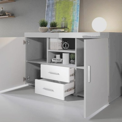 Aparador branco com portas e gavetas abertas, decorado com plantas e livros