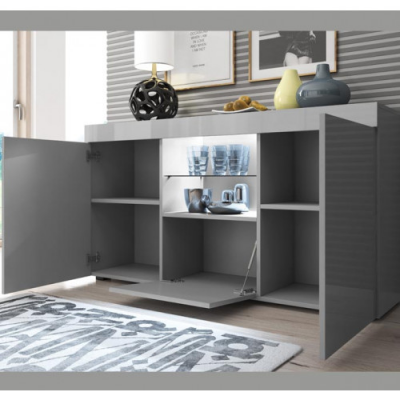 Aparador lacado cinzento com portas abertas e objetos decorativos em cima