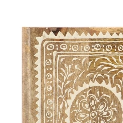 Superfície de madeira gravada com padrão branco geométrico e floral