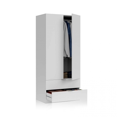 Guarda-roupa branco com portas e gaveta aberta mostrando roupas.