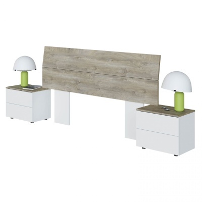 Cabeceira de cama em madeira clara com duas mesas de cabeceira brancas e lâmpadas verdes e brancas