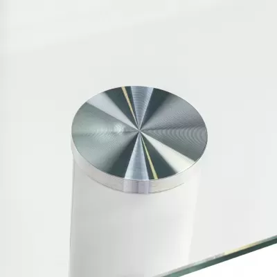 Suporte de mesa com topo metálico circular e corpo branco sobre vidro