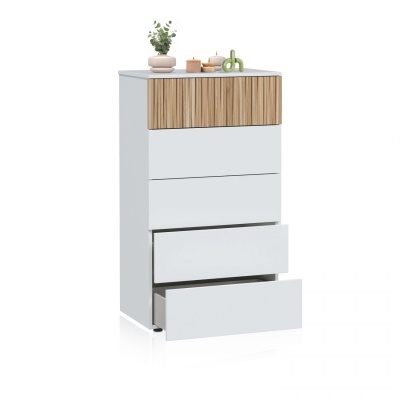 Cómoda branca com gavetas e decoração em madeira com objetos decorativos no topo