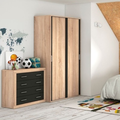 Móvel guarda-roupa e cômoda de madeira clara com gavetas pretas, bolas de desporto, parede branca com mapa-múndi cinza azul, tapete colorido e cama branca