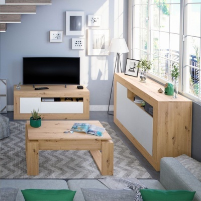 Sala de estar moderna com móveis de madeira clara e painéis brancos