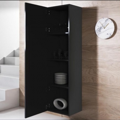 Armário preto aberto com copos e pratos numa parede de madeira clara com relógio redondo branco