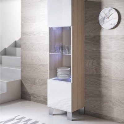 Móvel alto em madeira clara com portas brancas e prateleiras iluminadas, com relógio de parede redondo