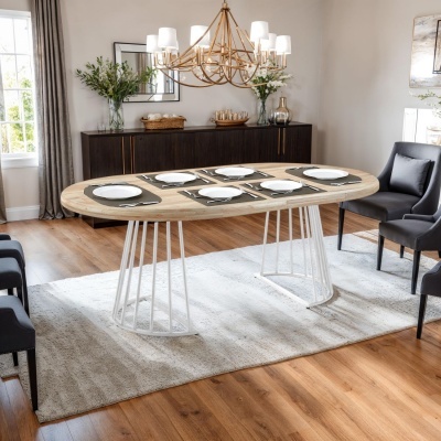 Mesa de jantar oval de madeira com bases brancas e cadeiras pretas num ambiente de sala de jantar