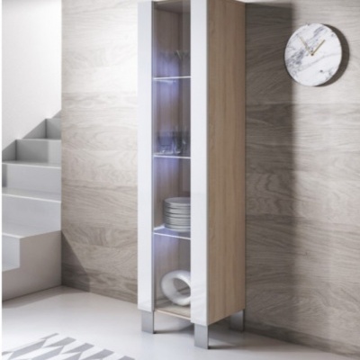 Móvel estreito de madeira clara com porta de vidro e prateleiras iluminadas