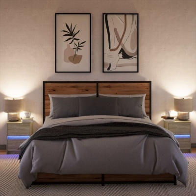 Quarto com cama de madeira e roupa de cama cinzenta com iluminação suave