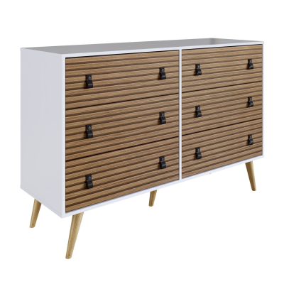 Comoda moderna branca com frentes de gaveta de madeira estriada castanha e pés de madeira clara