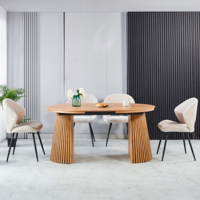 Conjunto de mesa oval de madeira e quatro cadeiras estofadas bege em ambiente moderno