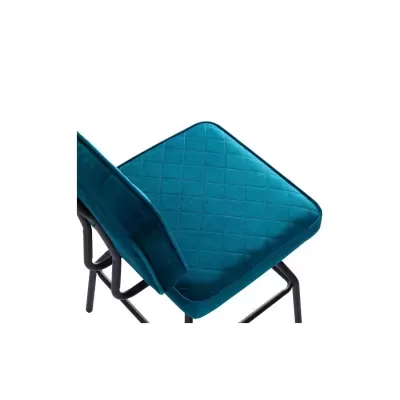 Cadeira azul turquesa com padrão acolchoado e estrutura metálica preta