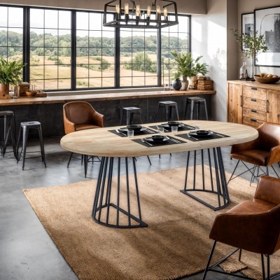 Sala de jantar com mesa oval de madeira clara, cadeiras bege castanho, tapete castanho, candeeiro pendente e janela grande com vista campestre