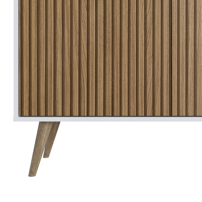 Móvel com portas caneladas de madeira clara e pernas inclinadas da mesma madeira