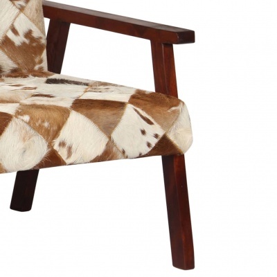 cadeira de madeira com estofamento em couro de vaca em retalhos castanho e branco