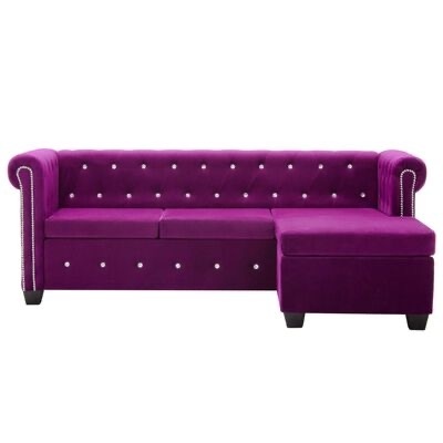 Sofá chaise longue roxo em veludo com botões embutidos e pés de madeira escura