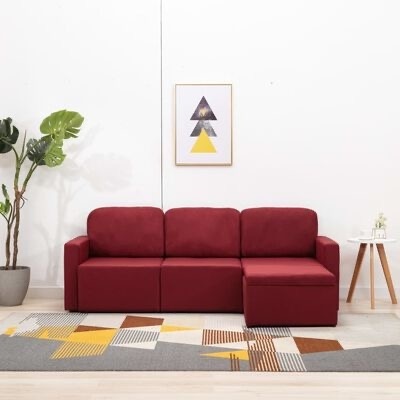 Sofá vermelho com chaise longue e tapete geométrico em sala minimalista